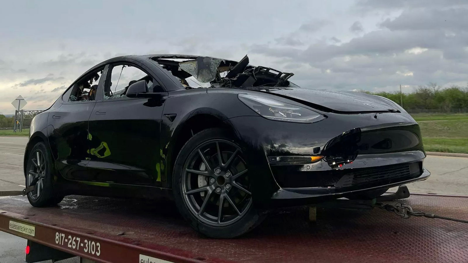 Tesla Model 3 πήρε φωτιά από μέσα και «καρβούνιασε»